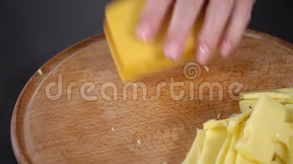 厨师切硬奶酪视频的预览图