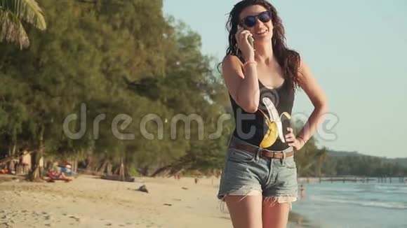 快乐的女人打电话在海滩上聊天视频的预览图