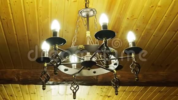 圆形的铁吊灯挂在一个木墙的房间里视频的预览图