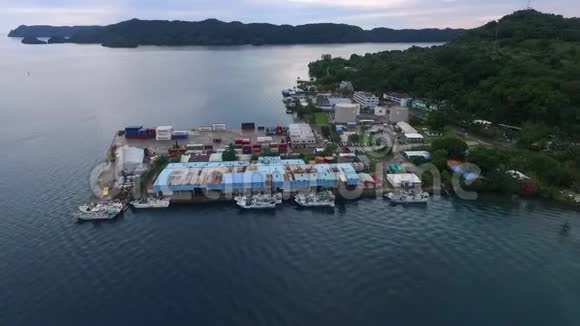 帕劳科罗岛的海景背景II中的船和城市景观港口和码头视频的预览图