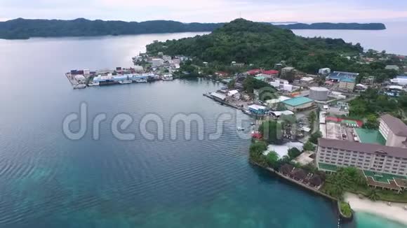 帕劳科罗岛的海景船和城市景观港口码头在背景I视频的预览图