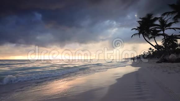 加勒比海岛的海上日出和热带海滩多米尼加共和国蓬塔卡纳视频的预览图