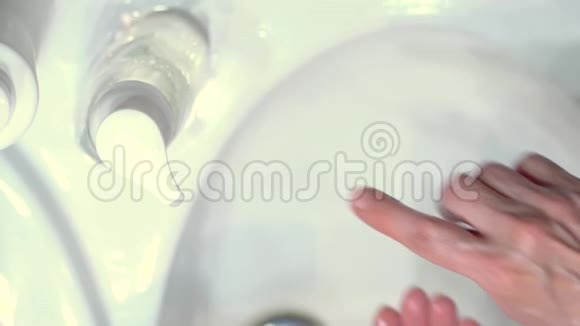 保护身体免受细菌和病毒的概念女人用肥皂和肥皂视频的预览图