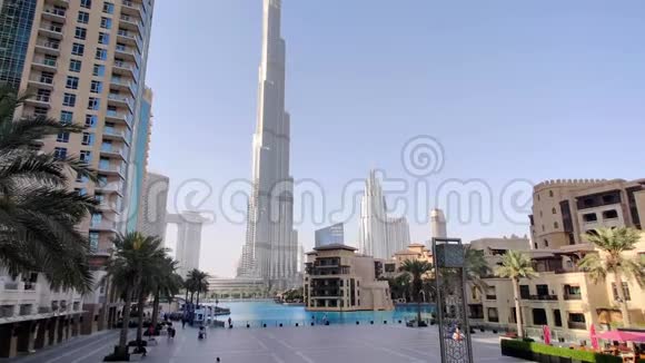 迪拜市中心的美丽景色著名的迪拜喷泉迪拜购物中心哈利法塔和歌剧院视频的预览图
