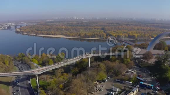横跨弗拉迪米尔斯基世系和友谊拱门人行自行车桥视频的预览图