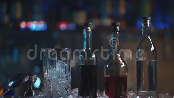 加冰和橙的黑色鸡尾酒的一套配料视频的预览图