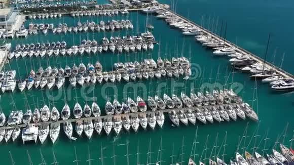 克罗地亚MarinaKastela2019年9月15日Drone观点停泊在一艘等排帆船上一个参与者视频的预览图