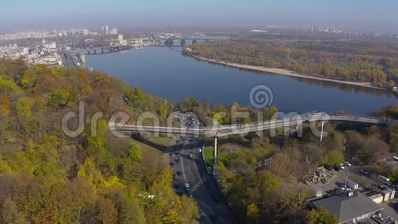 横跨弗拉迪米尔斯基世系和友谊拱门人行自行车桥视频的预览图