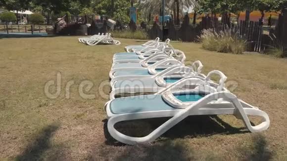 空的日光浴床在水上公园度假胜地的日光浴视频的预览图