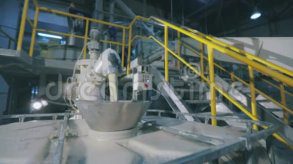 产生塑料溶胶的过程皮质醇倒入桶中工业内部视频的预览图