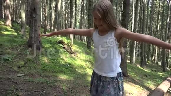 森林漫步树木木中的孩子在大自然树林中玩野营冒险小女孩户外活动视频的预览图