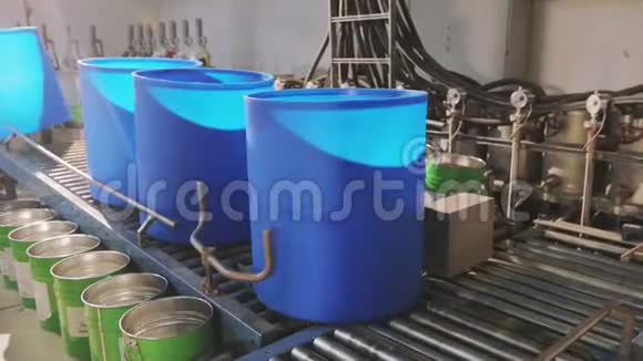 一家工厂自动生产线上的蓝色桶工厂的着色过程视频的预览图
