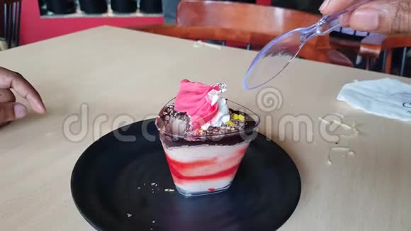 用勺子从甜点杯里拿出一勺草莓老鼠糕点视频的预览图