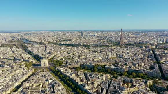 法国巴黎2019年5月空中无人机观凯旋门和埃菲尔铁塔在历史市中心视频的预览图