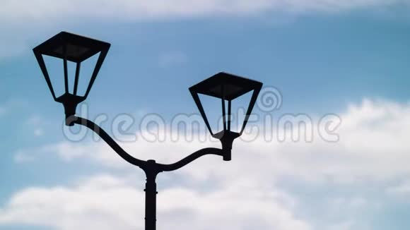 街灯停留在移动的蓝天上视频的预览图