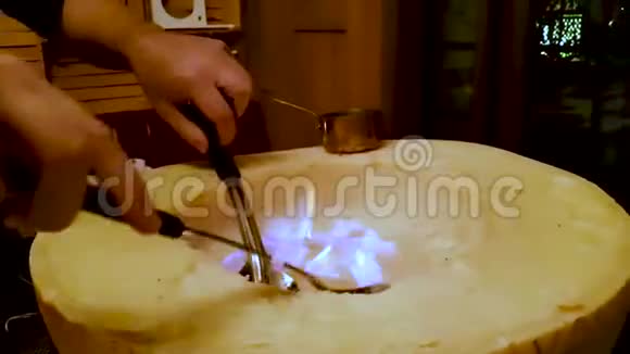 格拉纳帕达诺奶酪轮内的烹饪意大利面视频的预览图