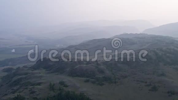 鸟瞰山谷丘陵神秘的早晨4k视频的预览图