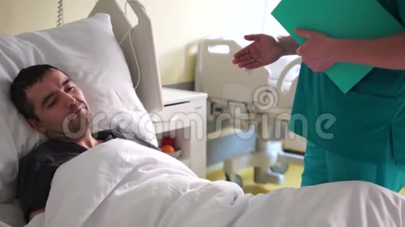 中风后的康复一个年轻人躺在床上一个医生站在他旁边一个病人在和他说话视频的预览图