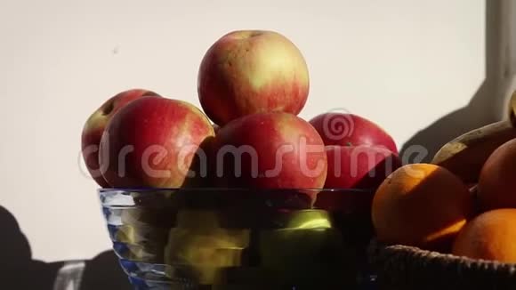柳条碗里的橘子香蕉和苹果细节厨房视频的预览图