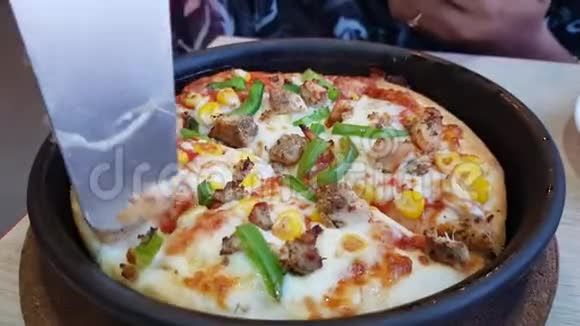 用刀子切一个意大利的平底披萨然后举起一片奶酪和馅皮视频的预览图