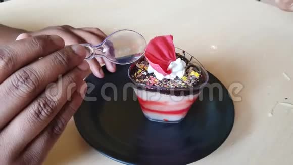 用勺子从甜点杯里拿出一勺草莓老鼠糕点视频的预览图