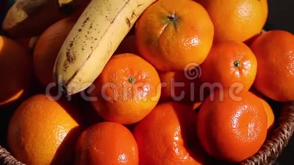 在阳台上的碗里放上橘子香蕉苹果和新鲜水果视频的预览图