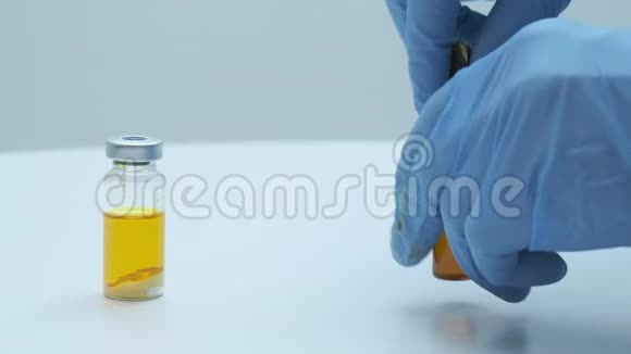 科学家医生蓝手套准备注射用疫苗视频的预览图