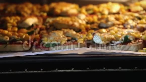 披萨小吃烤炉细节相机锅左至右视频的预览图