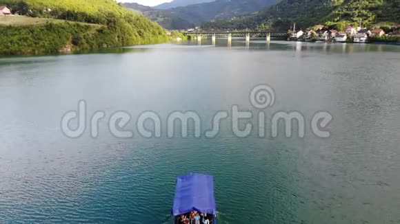 一艘小船带着游客在贾布拉尼察湖上行驶视频的预览图