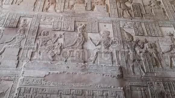 丹德拉庙或哈瑟庙的美丽内部埃及丹德拉古埃及神庙附近视频的预览图