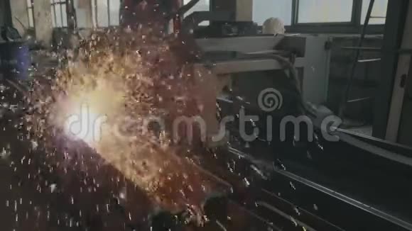 气体切割金属零件的气体切割气体切割产生的许多明亮火花视频的预览图