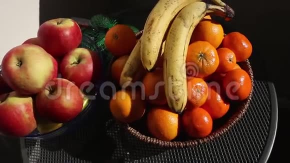 高角橘子香蕉苹果阳台上碗里的新鲜水果视频的预览图