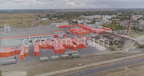 飞过一座现代化的工厂工厂附近的橙色盒子工厂附近的箱子视频的预览图