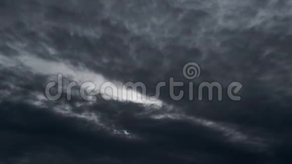 在黑暗的天空中从右向左不断循环的灰色阿尔托斯特拉图斯云的无缝时间流逝视频的预览图