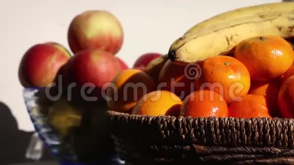 相机锅新鲜水果橘子苹果玻璃中的香蕉和柳条碗细节视频的预览图