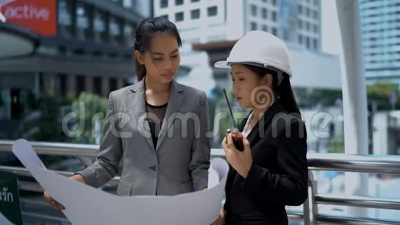 两名女建筑师检查建筑工地的办公室蓝图视频的预览图