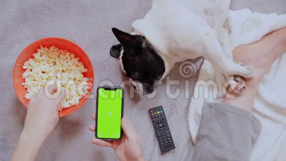 在室内用手机吃爆米花的人视频的预览图