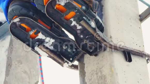爬铁工人修理输电线路视频的预览图