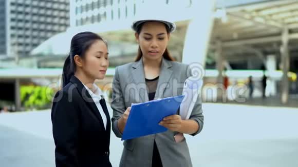 年轻的女工程师向女商人解释视频的预览图