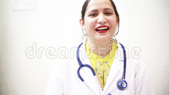 一位年轻的印度女医生的肖像视频的预览图