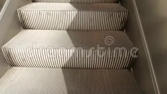 灰色现代自动扶梯移动空楼梯的特写视频的预览图