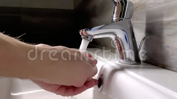 冠状病毒大流行预防用肥皂温水洗手手指勤洗视频的预览图