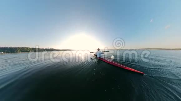 阳光下皮划艇男子的背面景色视频的预览图