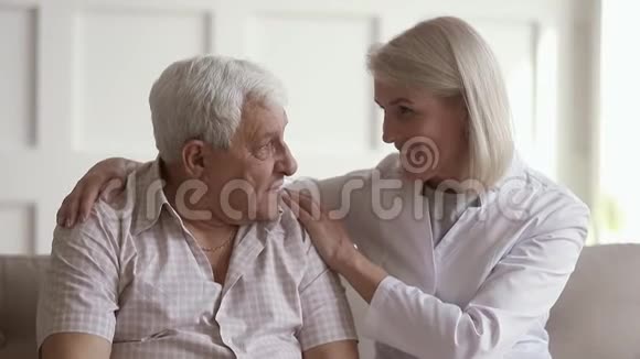 成熟的女护士与老人交谈有助于解决问题视频的预览图
