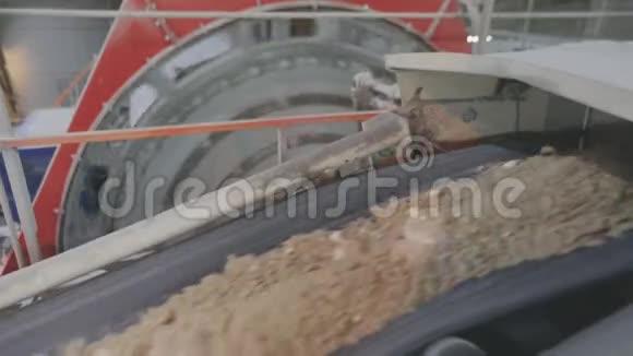 在球磨机中研磨散装材料输送带线砂输送带视频的预览图