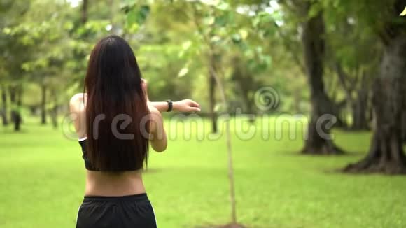 自然公园伸展肌肉的年轻女性跑步者视频的预览图