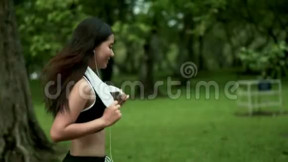 在自然公园跑步锻炼的年轻美女视频的预览图