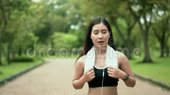 在自然公园跑步锻炼的年轻美女视频的预览图