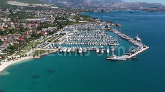 克罗地亚MarinaKastela2019年9月15日Drone观点停泊在一艘等排帆船上一个参与者视频的预览图