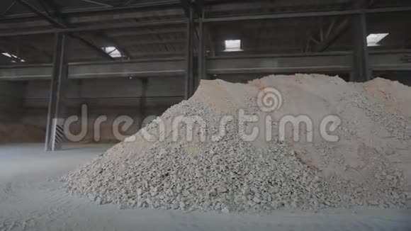 一大堆沙子和石头加气混凝土生产材料视频的预览图